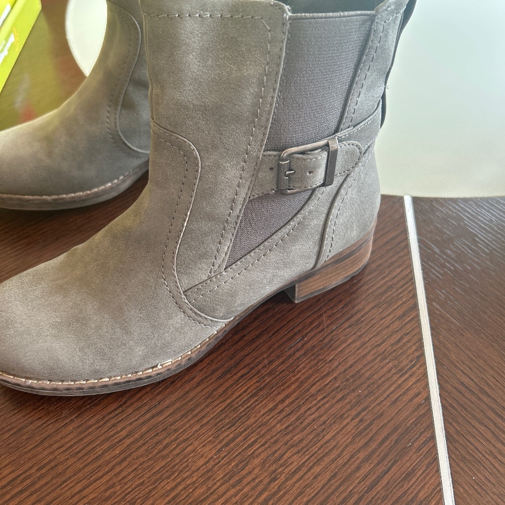 Bare trap boots